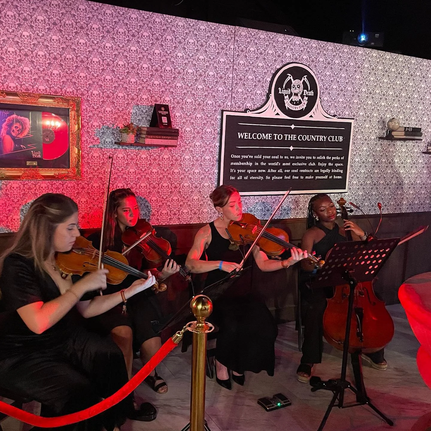 Sold what little is left of our souls to our fave @liquiddeath but this time at @edc_orlando! 

🌼🌼🌼🌼 
@kissykrissy777 
@karenciata
@madisonnhelton
@ifet.xyo