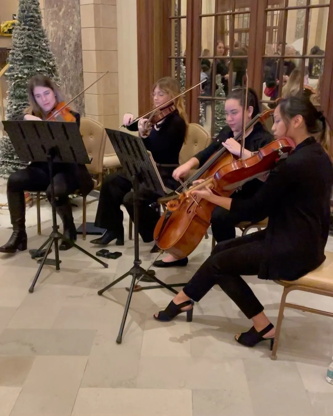 &rsquo;Tis the season and that kinda feeling! ❄️☃️🎅🏽🎄
-
@commonspace_collective 
@thebeldenstratford 
@kissykrissy777 
@_mkguthrie_ 
@cellomkara