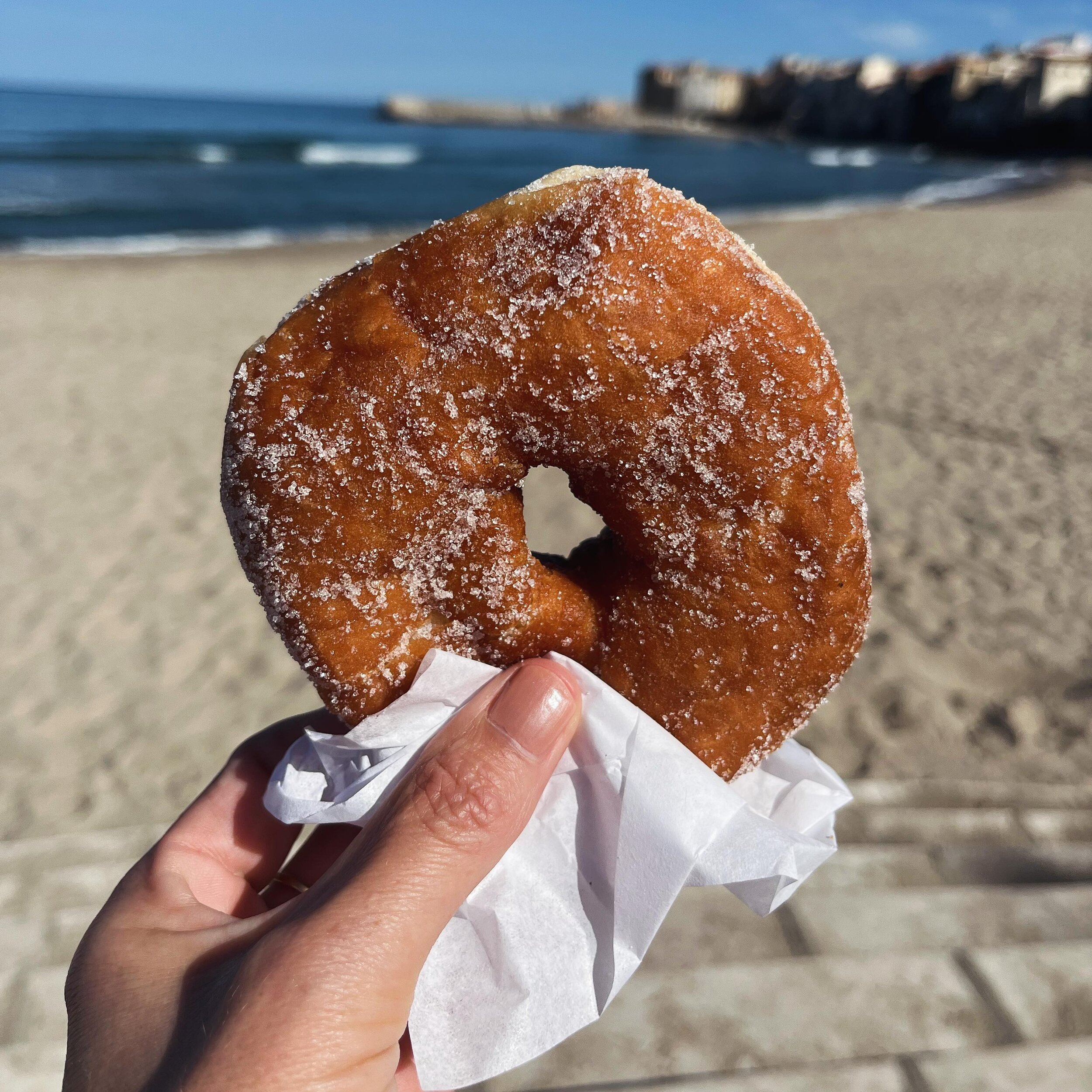 Sundays like this 🍩 

If you know me, you know I love a good donut. And while I miss the intriguing flavors and abundance of variety we have in the USA (and especially the maple sugar donuts in fall), there&rsquo;s really nothing like a good old fas
