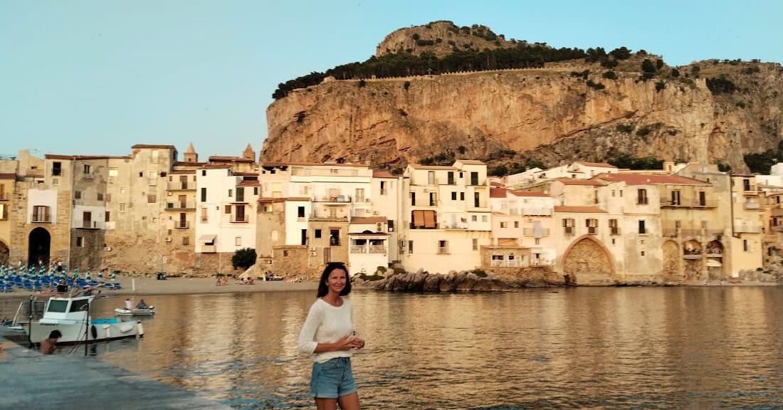 Cefal&ugrave; ✨

It&rsquo;s well known that my dad will never be photographer of the year. But now and then he takes a pic that captures all the right things. 🫶🏻 

Cefal&ugrave; has been home since 2017. It&rsquo;s the first place that I unpacked m