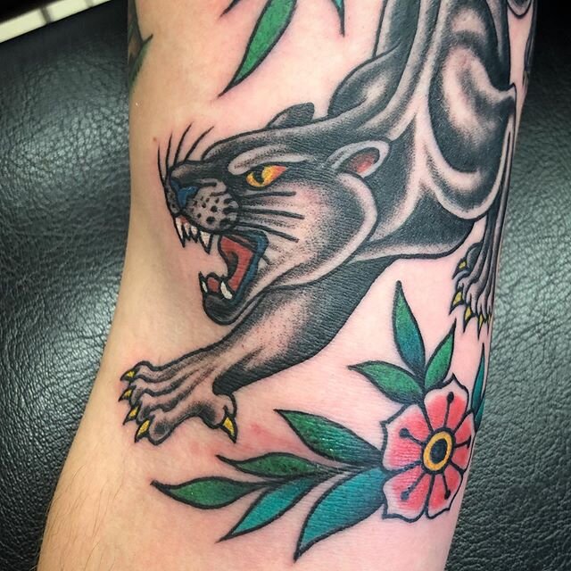 Black panther and some flowers on the inside of the arm 💪🏻💥✨ on @hanshollaers  #blackpanthertattoo #traditionalpanthertattoo #traditionaltattoo #panthertattoo