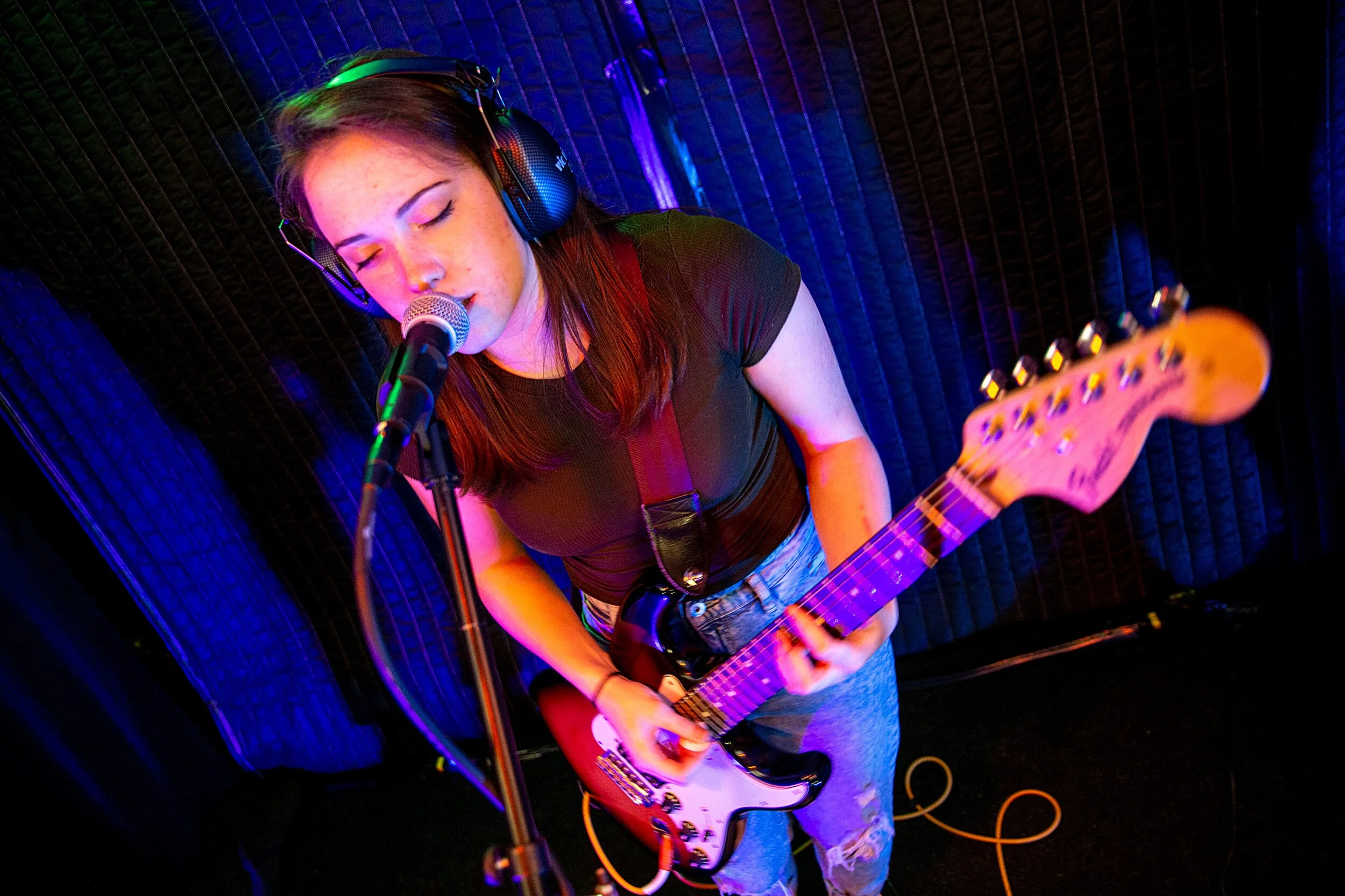 Evil Felipe’s Emma Bain sings at a Five By Two live session recording. (Photo by Samuel Bendix)