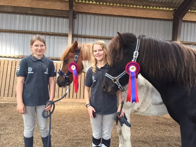 Selma og Hrund til stævne