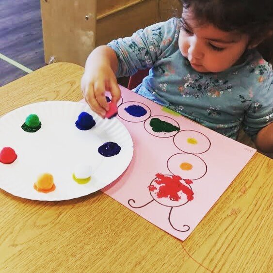 Learning colours through hands on art activities - making a colourful caterpillar!  #toddler #preschool #daycare