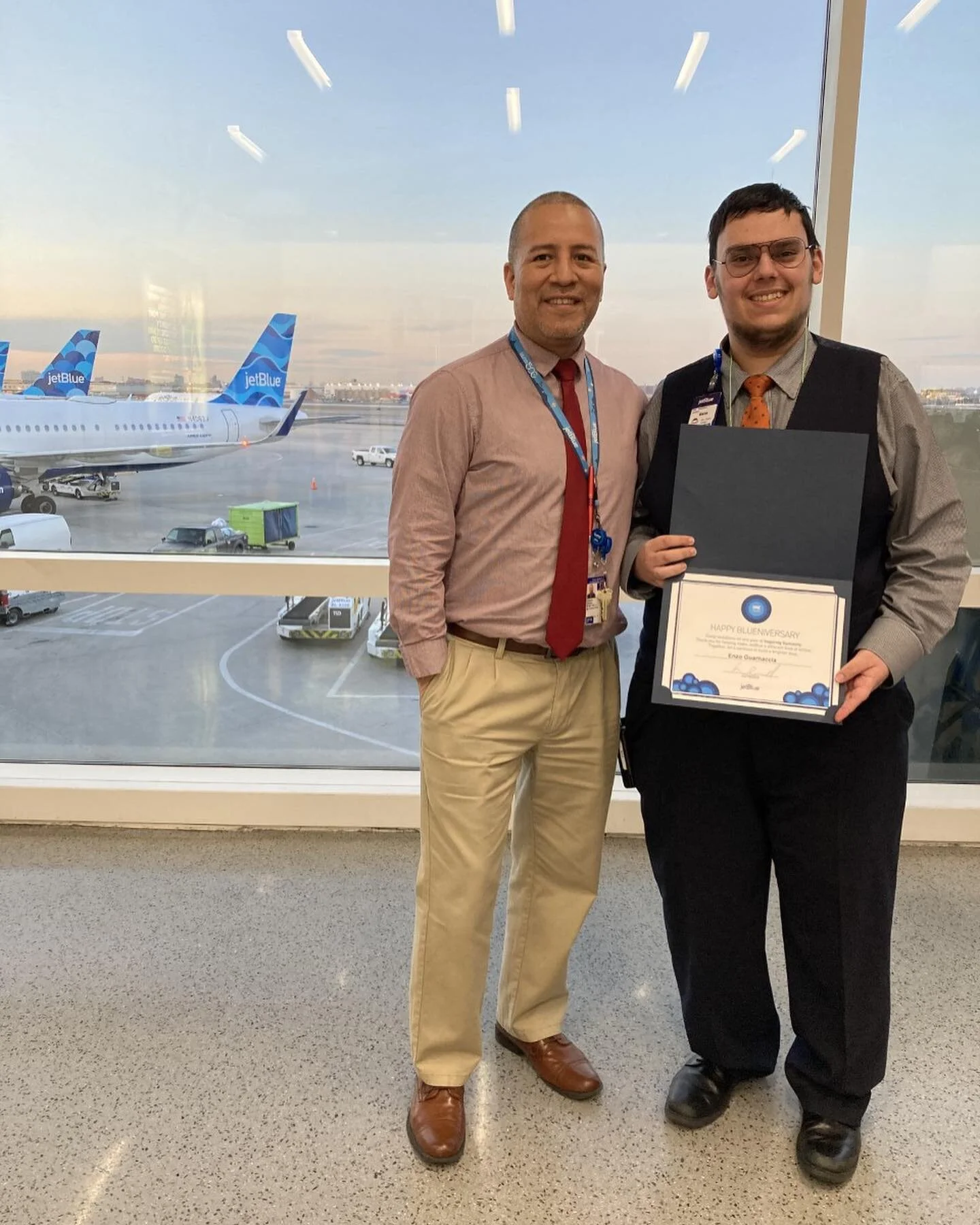 Well today was my 1 year anniversary. The best part my last flight today was London (LGW) 10 MIN EARLY!! #b6crew #jetblue