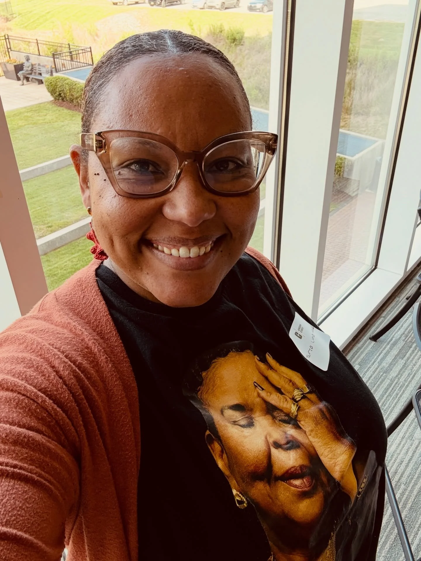 I presented at the UNC Charlotte Africana Studies Department Symposium on how diasporic Cabo Verdean women negotiate aesthetics, identity and belonging. Shout out to @fanny_mmartins @iammagdadelgado and all the Kriolas whose stories, creativity, and 