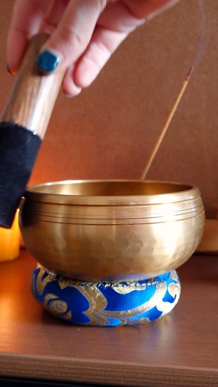 Fact of the week: Sound baths can create a safe space for emotional exploration and release. A great tool for relaxation, and meditation ποΈπ§‍βοΈ
#soundbath #yoga #factoftheday #HIYOGA #singingbowl #singingbowlmeditation #himalayansingingbowl