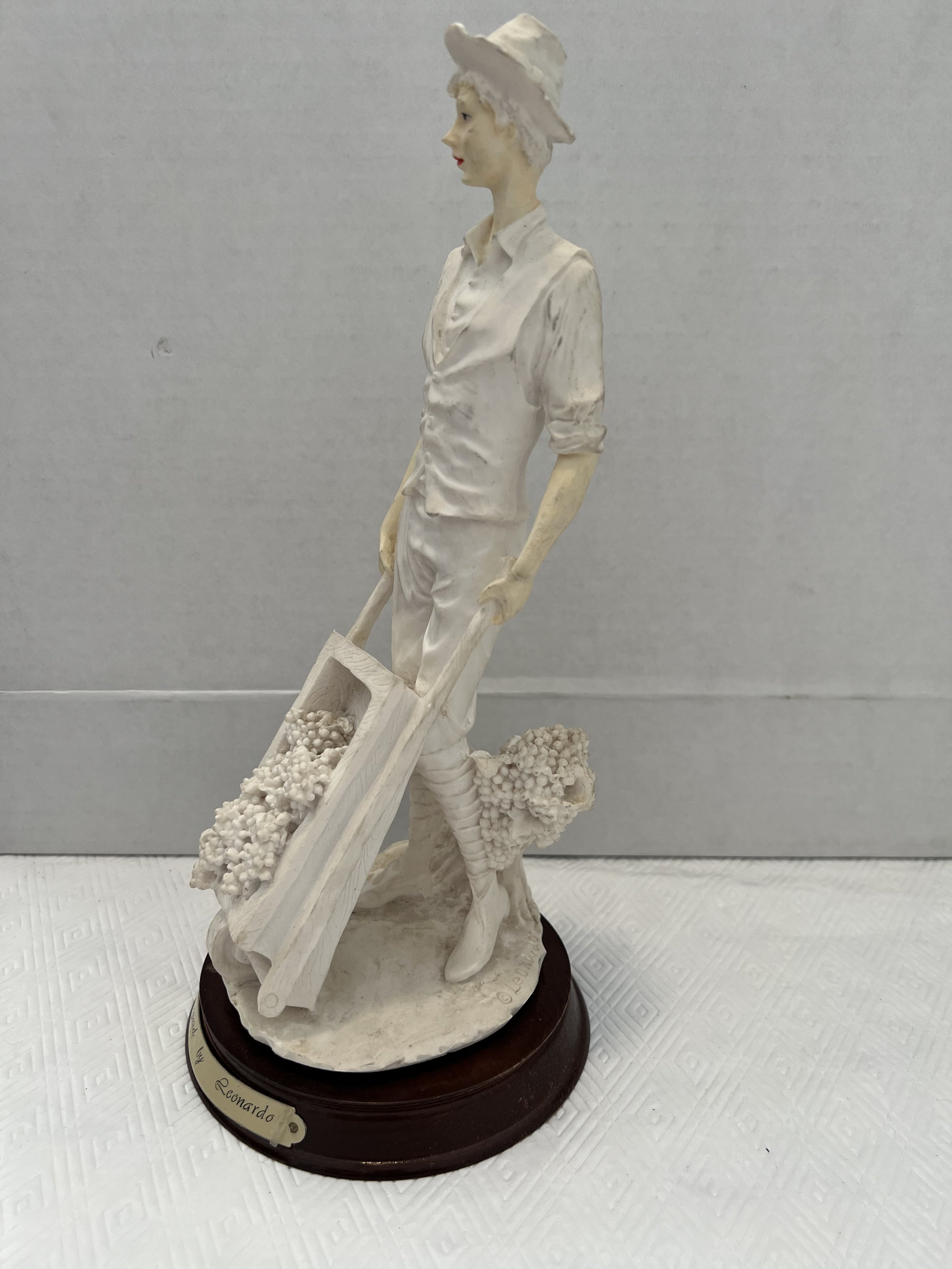 Porcelain Gardener Statue4.jpg