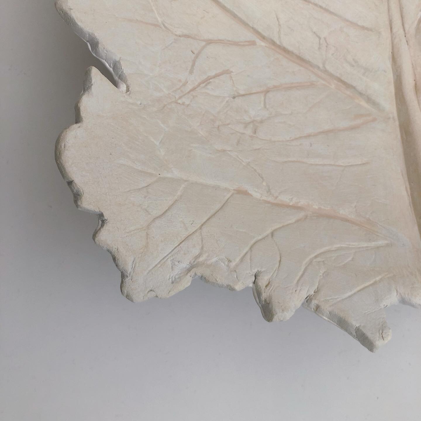 A throwback to my ceramic leaf bowl DIY and a little BTS, I&rsquo;m filming with clay again tomorrow. Any guesses? 🤭
.
.
.
#blog #blogger #home #homedecor #homemade #homesweethome #homestyle #homestyling #clay #bowl #leaf #ceramics #ceramic #art #de
