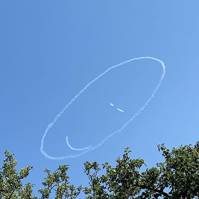 This appears in the sky this evening. Someone has to much time and money on their hands. Was fun watching it appear 😊🛩