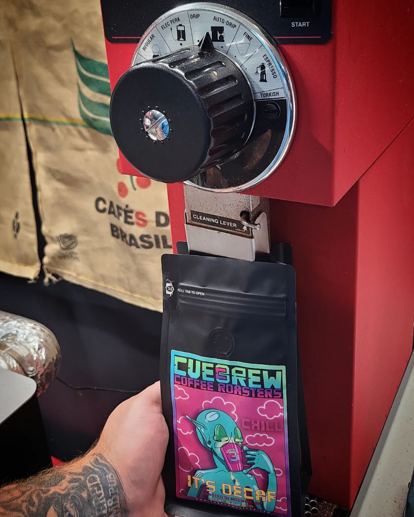It's the weekend no need to grind away. We can do that for you! Don't need the caffeine either? Try and Chill It's Decaf! 

#coffee #cuebrew #coffeeroaster #coffeetime #smallbatchcoffee #shopsmall #smallbusiness #roswellga #summercoffee #icedcoffee #