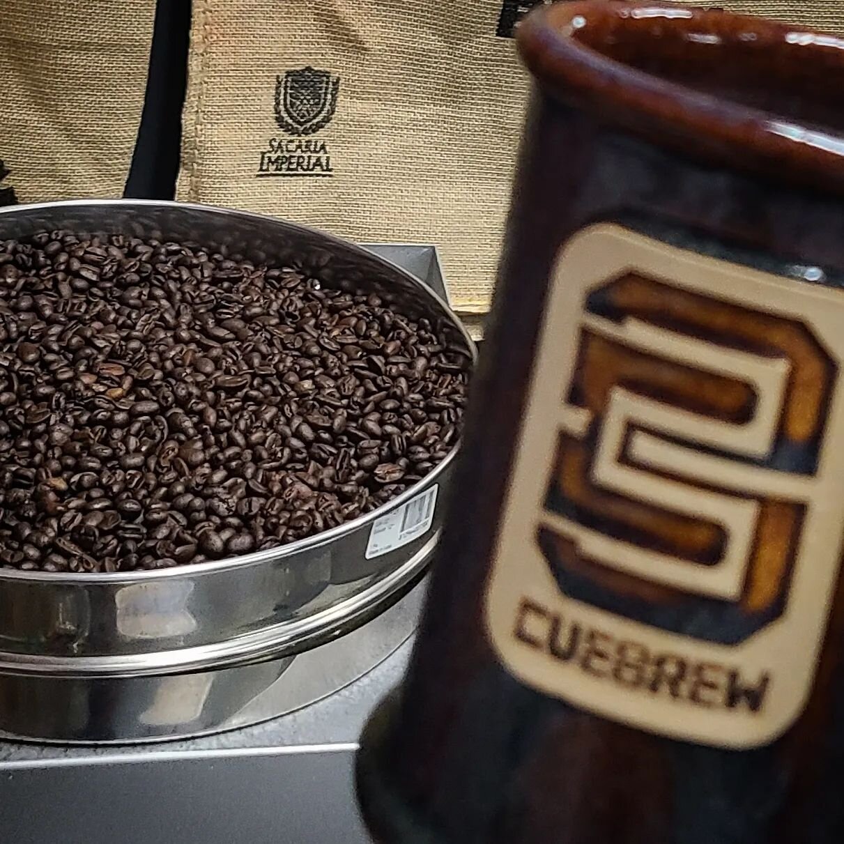 French Roast. Minors Roast. Love the smell of a dark roast in the roaster, coffee pot, and mug! Use code: COFFEETALK for 20% off your first order. Share with a friend! 

#coffee #cuebrew #coffeeroaster #coffeetime #smallbatchcoffee #shopsmall #smallb