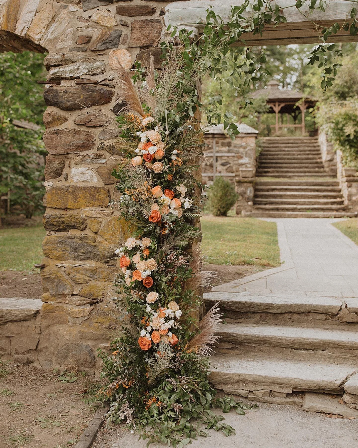 This year sparked a new love for orange 🧡 From peach to tangerine to terracotta, we loved infusing this warm color into our floral palettes, like Connie &amp; Brien&rsquo;s @parqueridleycreek ceremony shown here. Can&rsquo;t wait to see what colors 