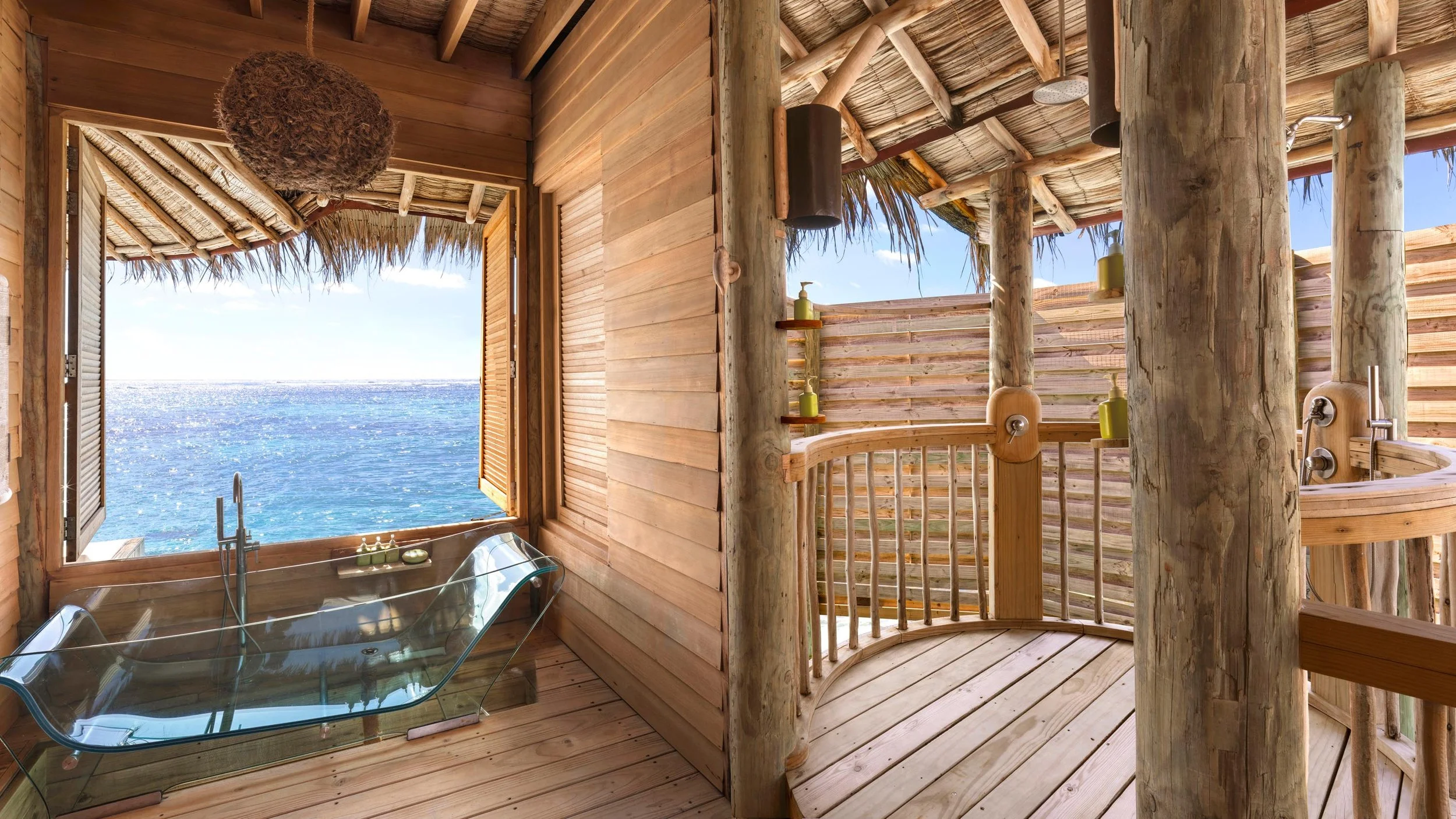 SSLM Sunset Laamu Water Villa Bathroom_0001 V3 16X9.jpg