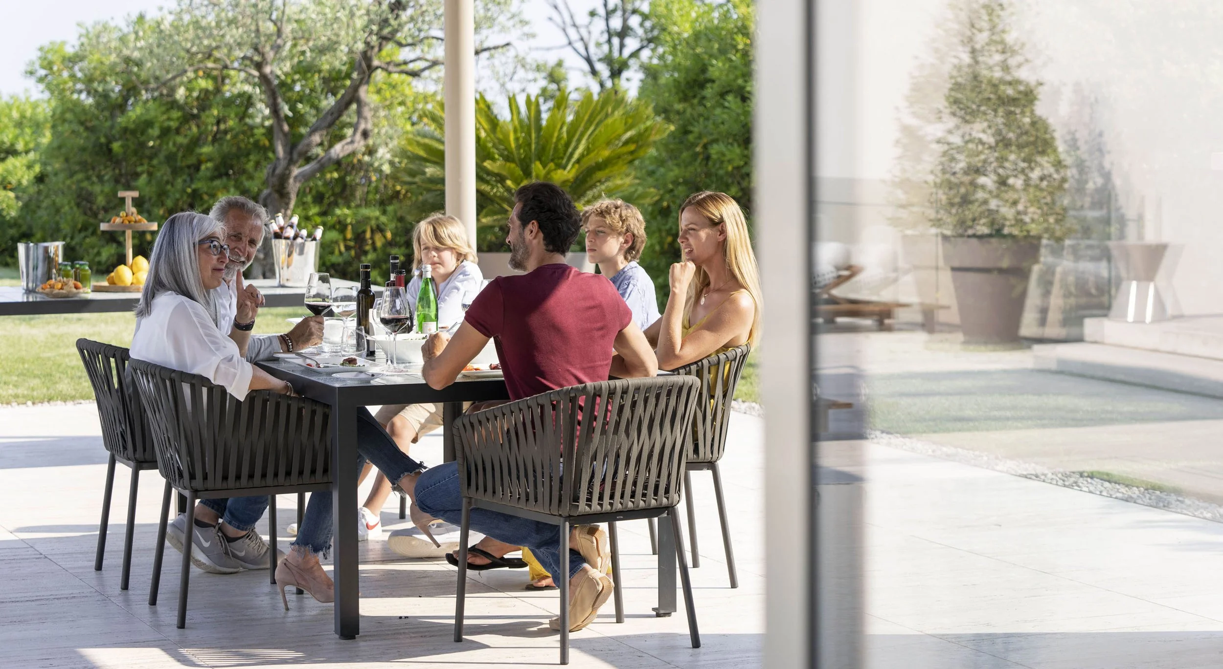 SO BBQ Terrace Lifestyle 07.jpg