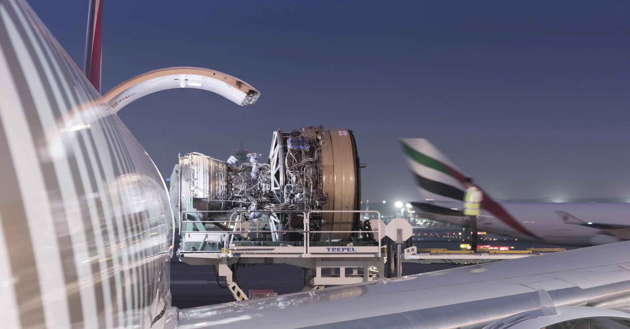 004 019 Loading 777 Engine A_0016.jpg