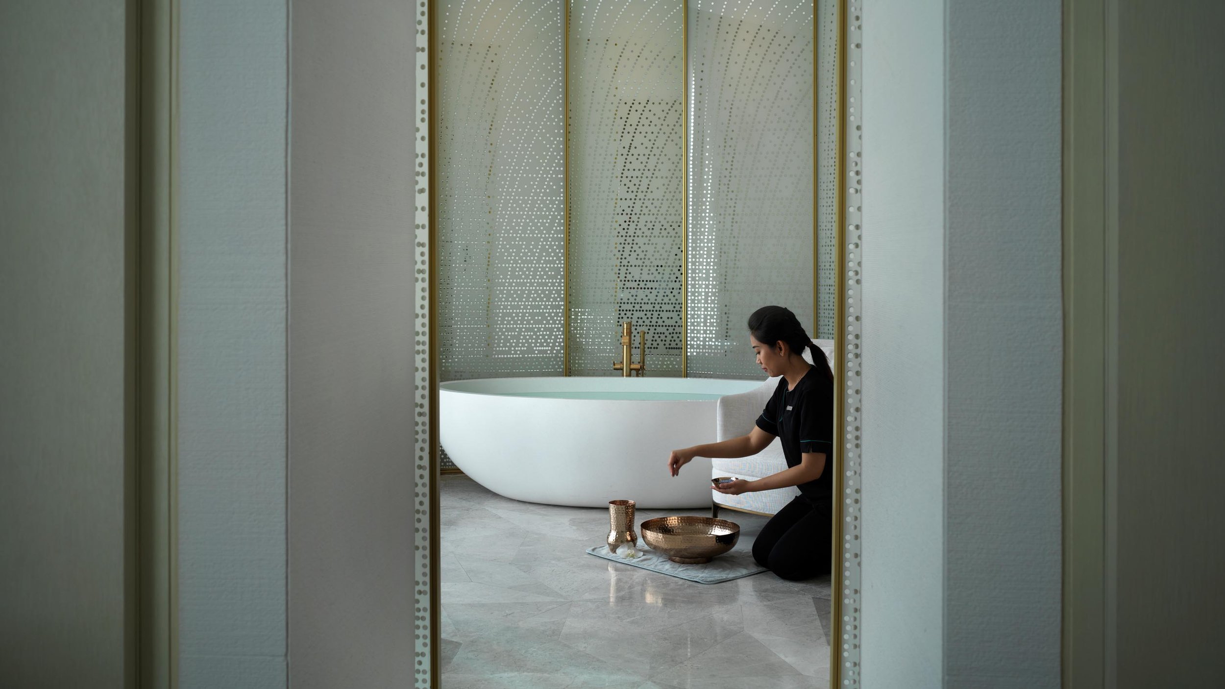 FSK Spa Treatment Room Bath_0013 16x9.jpg