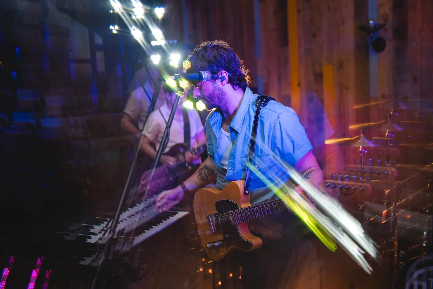 Lovely action shot, full of flare, taken by @alexbatesphotography 😎#band #weddingband #weddingphotography