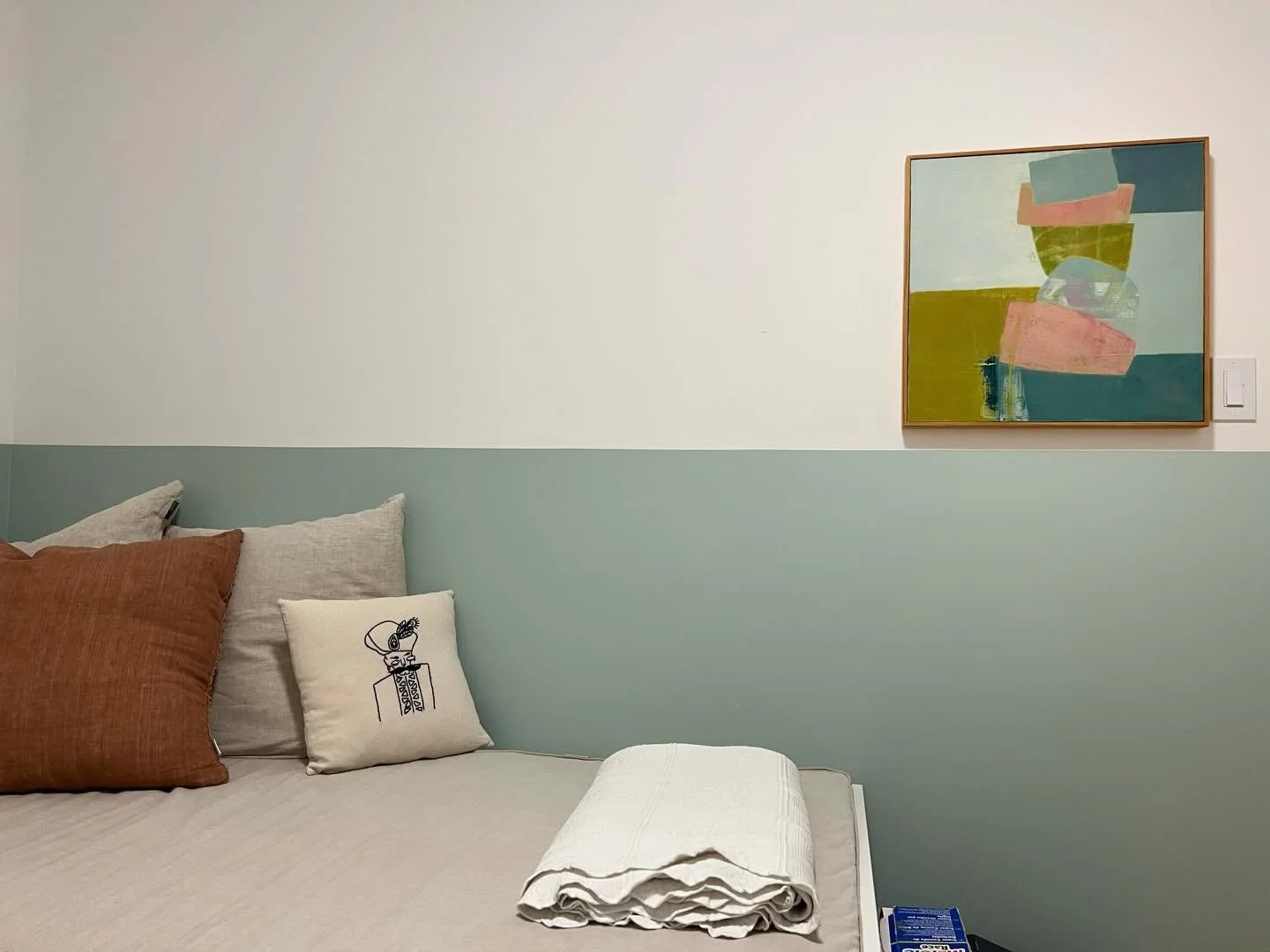 Always wonderful to see a painting of mine living its best life in a beautiful home!
.
.
.#interiordesign#mixedmediapaintingoncanvas #colorjam #