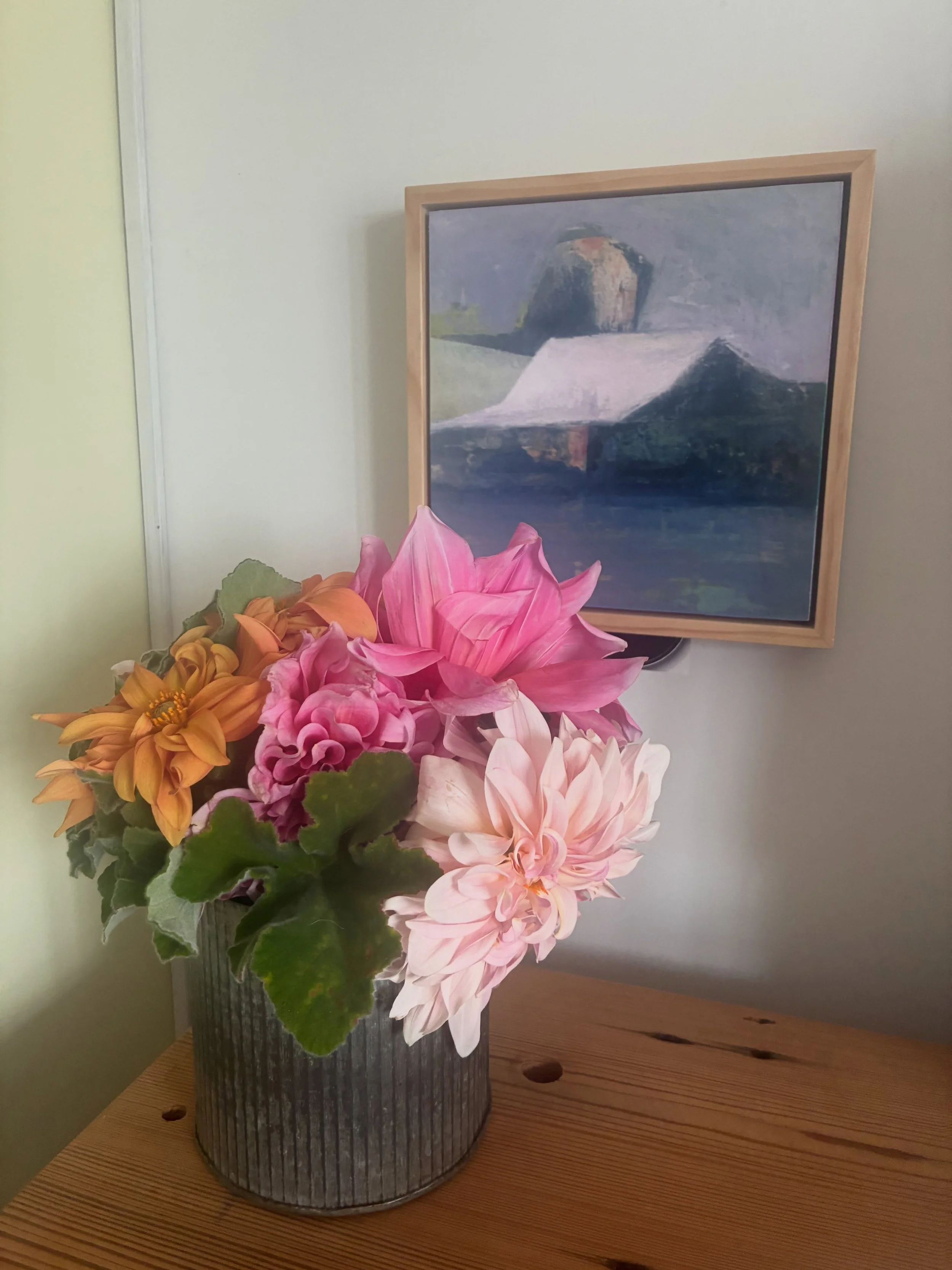 Last of the summer dahlias. The seasons they are a changing.
.
.
#flowerfloozy #smallgicleeprints #barnpaintings #originalart#bayareaartist