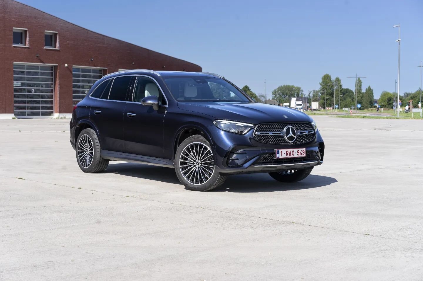 Mercedes-Benz GLC 400e, surprisingly fast
The range of the new Mercedes GLC includes not one or two, but three plug-in hybrid versions. Next to the GLC 300e and GLC300de, we took the fastest and most powerful plug-in hybrid of the bunch, the GLC 400e
