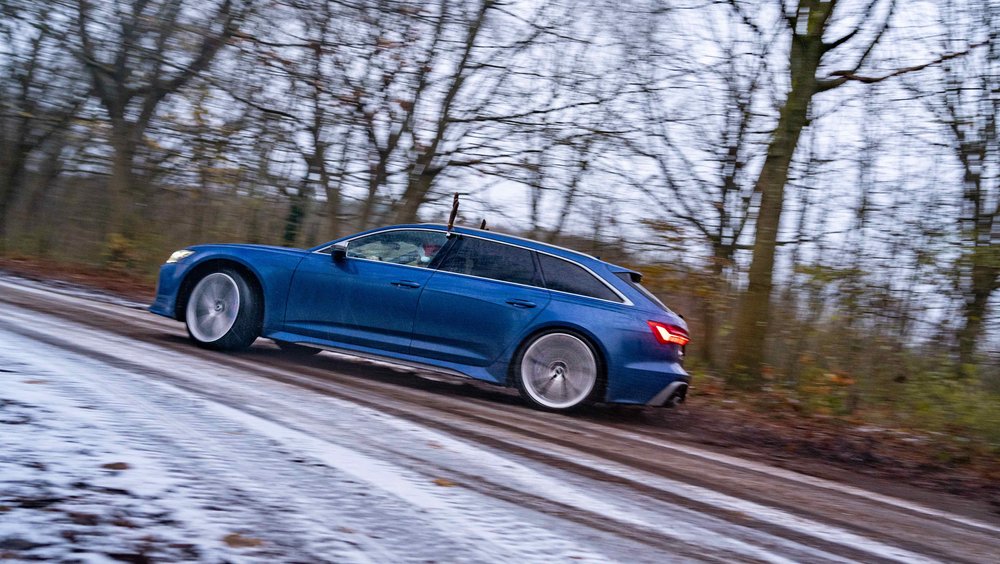 Audi RS6 Performance Panning Shot