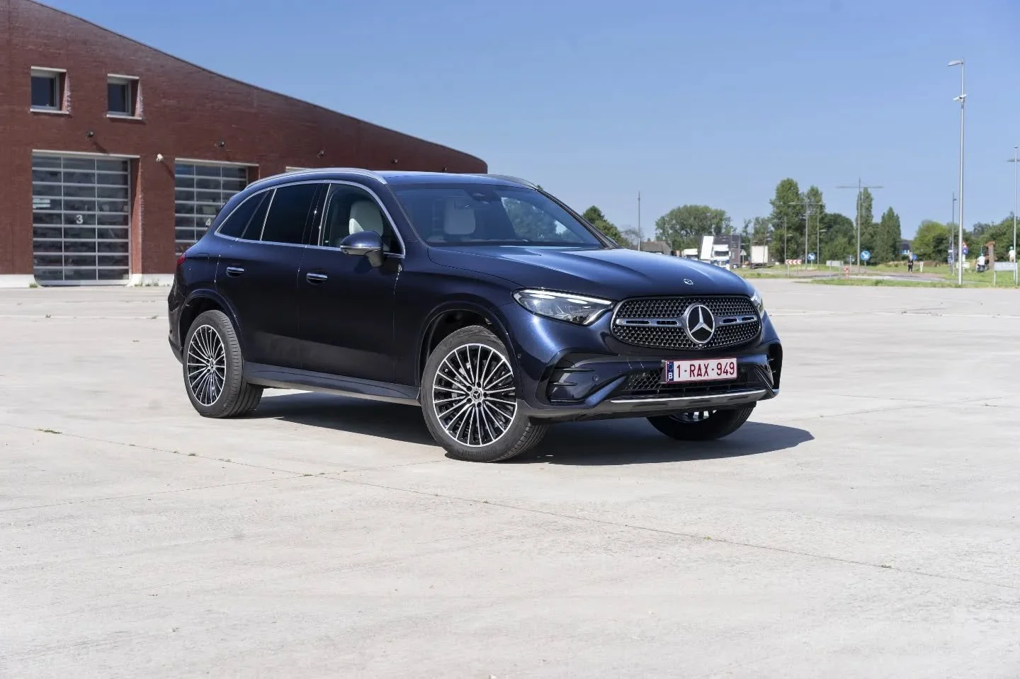 Mercedes-Benz GLC 400e, surprisingly fast
The range of the new Mercedes GLC includes not one or two, but three plug-in hybrid versions. Next to the GLC 300e and GLC300de, we took the fastest and most powerful plug-in hybrid of the bunch, the GLC 400e