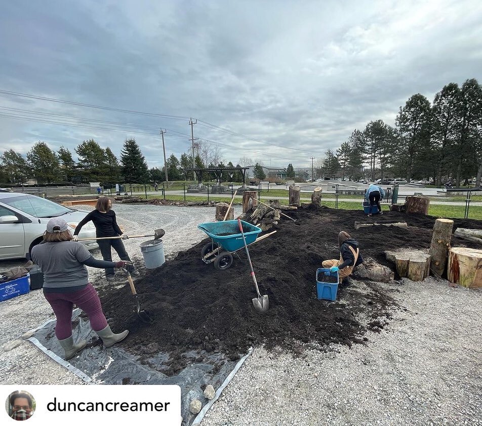 Posted @withregram &bull; @duncancreamer &ldquo;More work on the log garden today with the crew.&rdquo;

#garden #gardening #gardens #communitygarden #communitygardens #communitygardening #nature #therapeutichorticulture #gardendesign #gardenproject 