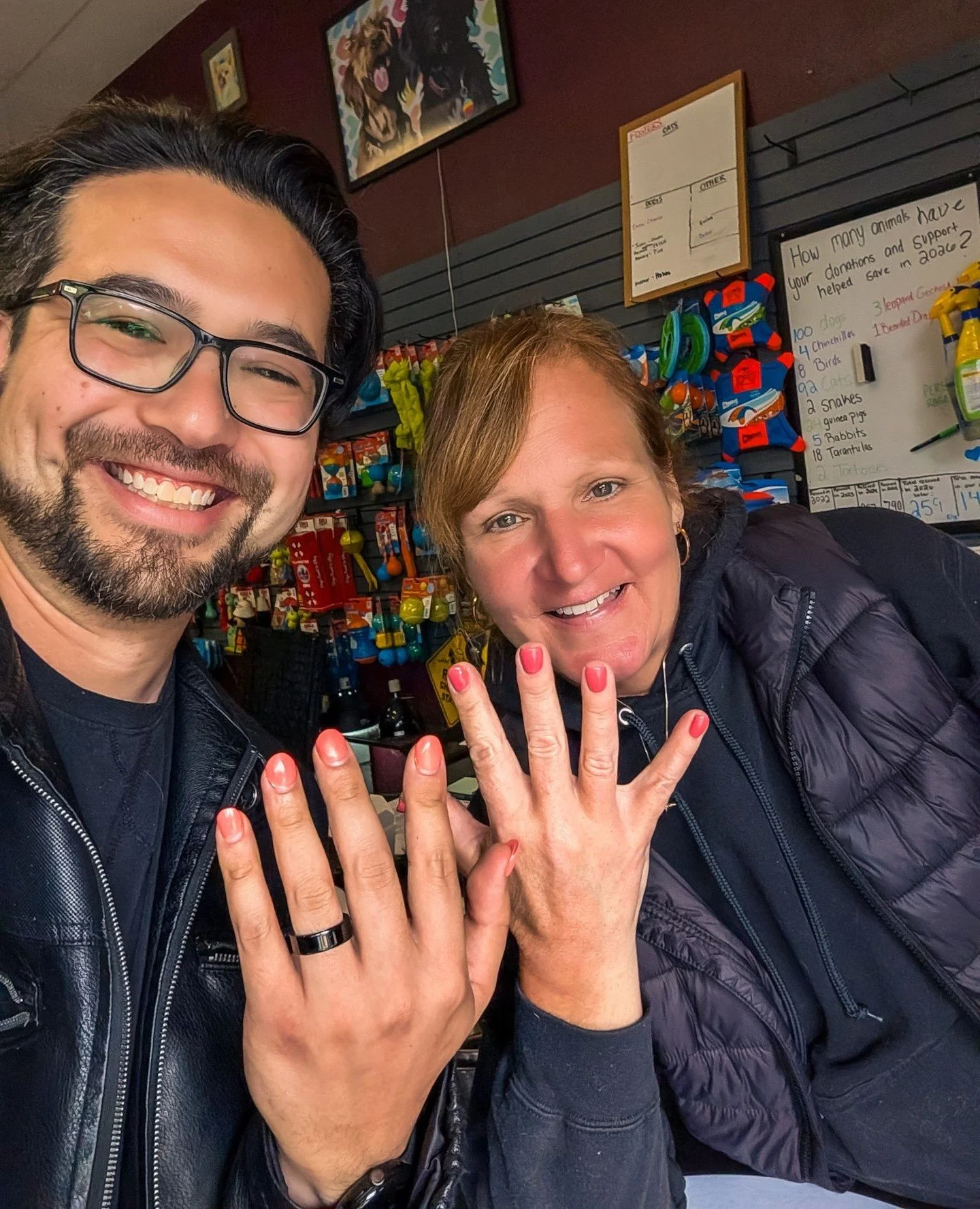 💅🏽 twiiiiiiiins⁠
⁠
Debbie (@crittersandcopetcenter) and I accidentally got matching nails this month. Coral is the color of the season for rescue!⁠
⁠
⁠
#farmsanctuary #animalsanctuary #rescue #friendsnotfood #herewithusnotforus #govegan #goveg #veg