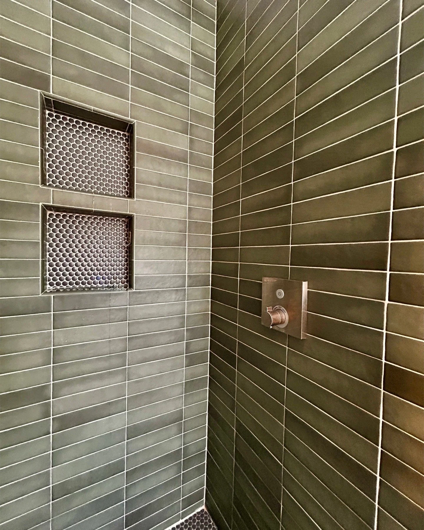 ✨Before &amp; After✨
There&rsquo;s nothing like a before and after to show the power of thoughtful renovation. 

This Montgomery County, PA bathroom went from dated and inefficient to bright, refined, and intentionally designed. The transformation wa