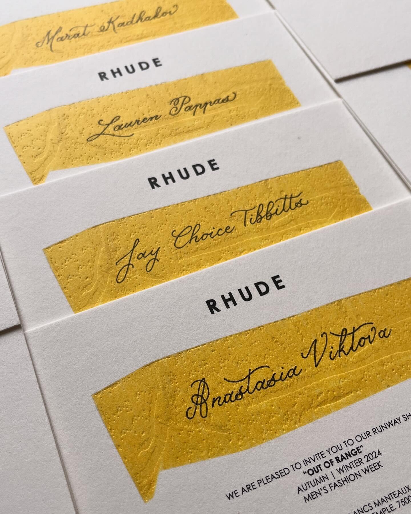 Invitations pour le d&eacute;fil&eacute; de mode Rhude lors de la Fashion Week de janvier 2024. La Fashion Week fait vibrer de nombreux m&eacute;tiers au-del&agrave; de ceux li&eacute;s &agrave; la mode, y compris le mien. Et je suis toujours ravie l