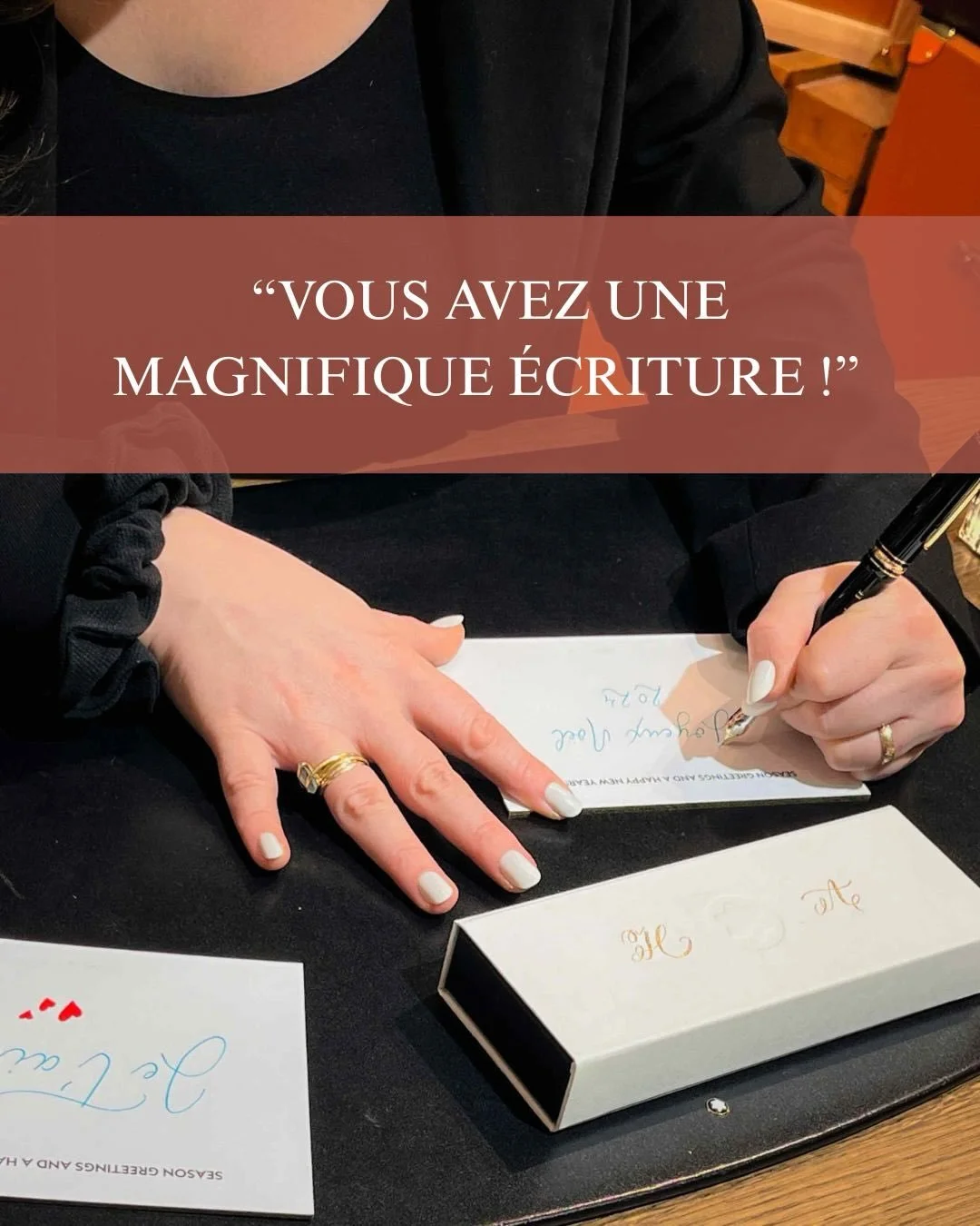 ✨ &laquo; Vous avez une magnifique &eacute;criture ! &raquo;

C&rsquo;est une phrase que j&rsquo;entends tr&egrave;s souvent lors de mes prestations&hellip; et qui me fait toujours sourire.

Parce que ce que vous voyez sur les objets que je calligrap