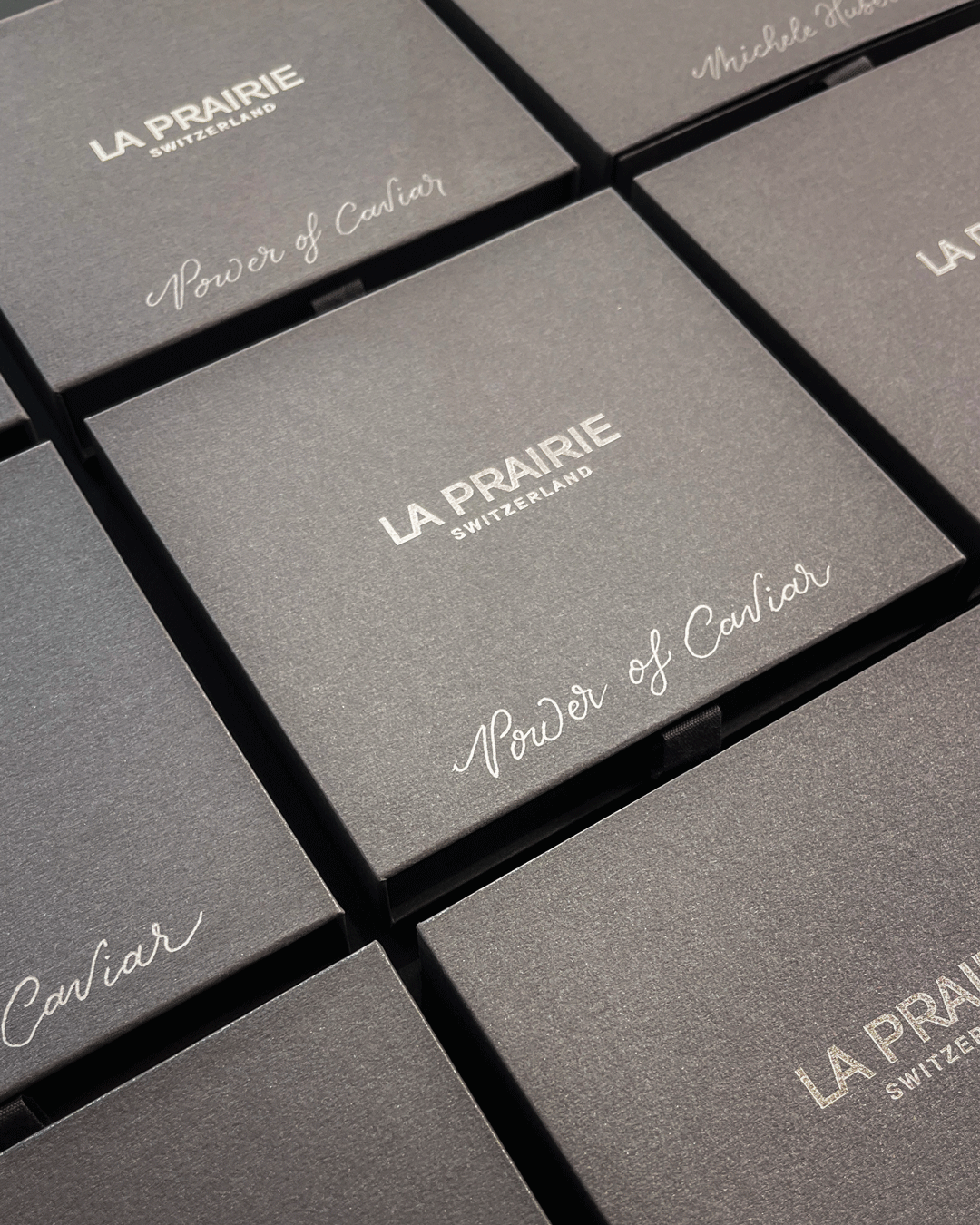 Calligraphie sur packagings cadeaux entreprise personnalisés pour La Prairie par Calliphanie