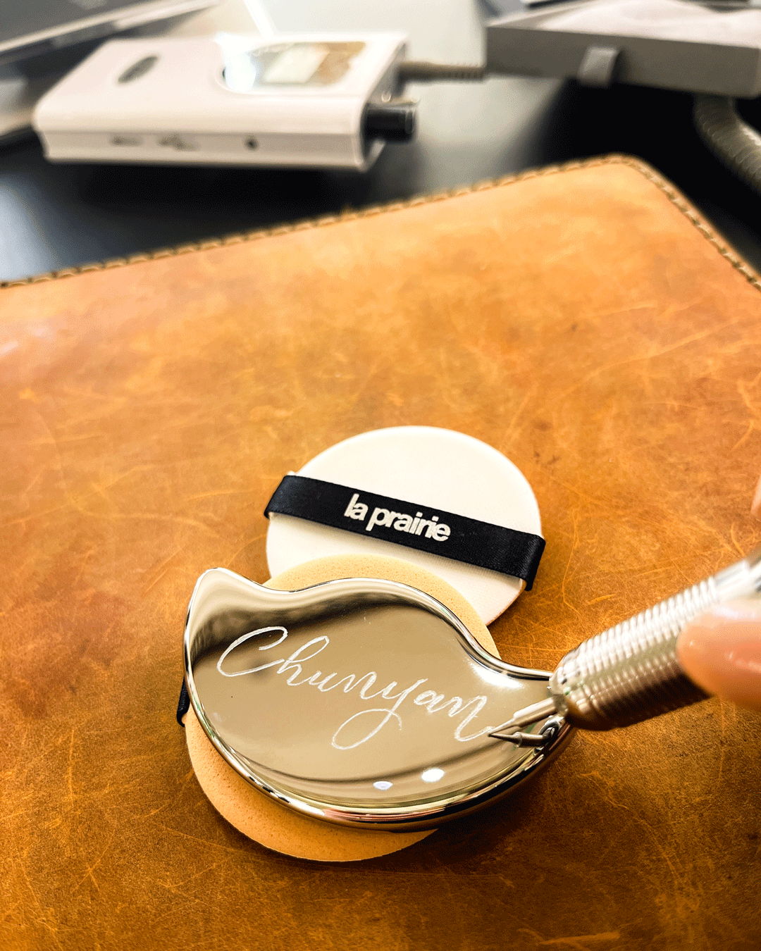 Live-engraving-at-Le-Bon_marche-Paris