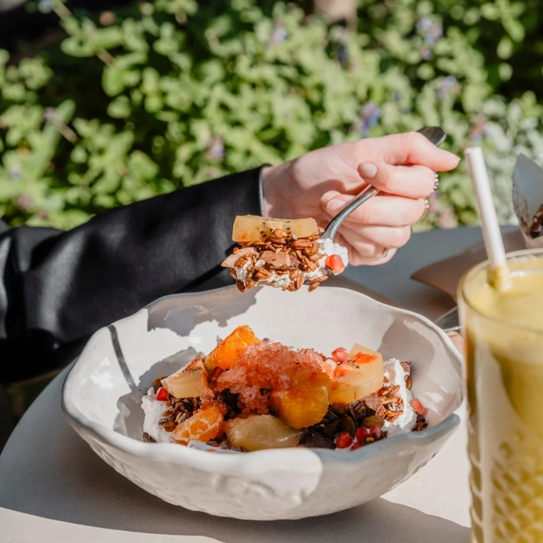 Our signature Cocoa Granola🙌
•
Seasonal fruit, whipped coconut and cocoa nibs