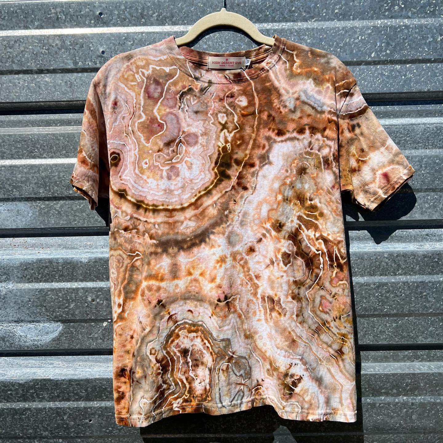 SOLD. Hi! I&rsquo;m selling a couple of shirts here on Instagram! This is a 100% cotton, YOUTH XL (fits like an adult S or XS with a shorter torso and smaller arms).