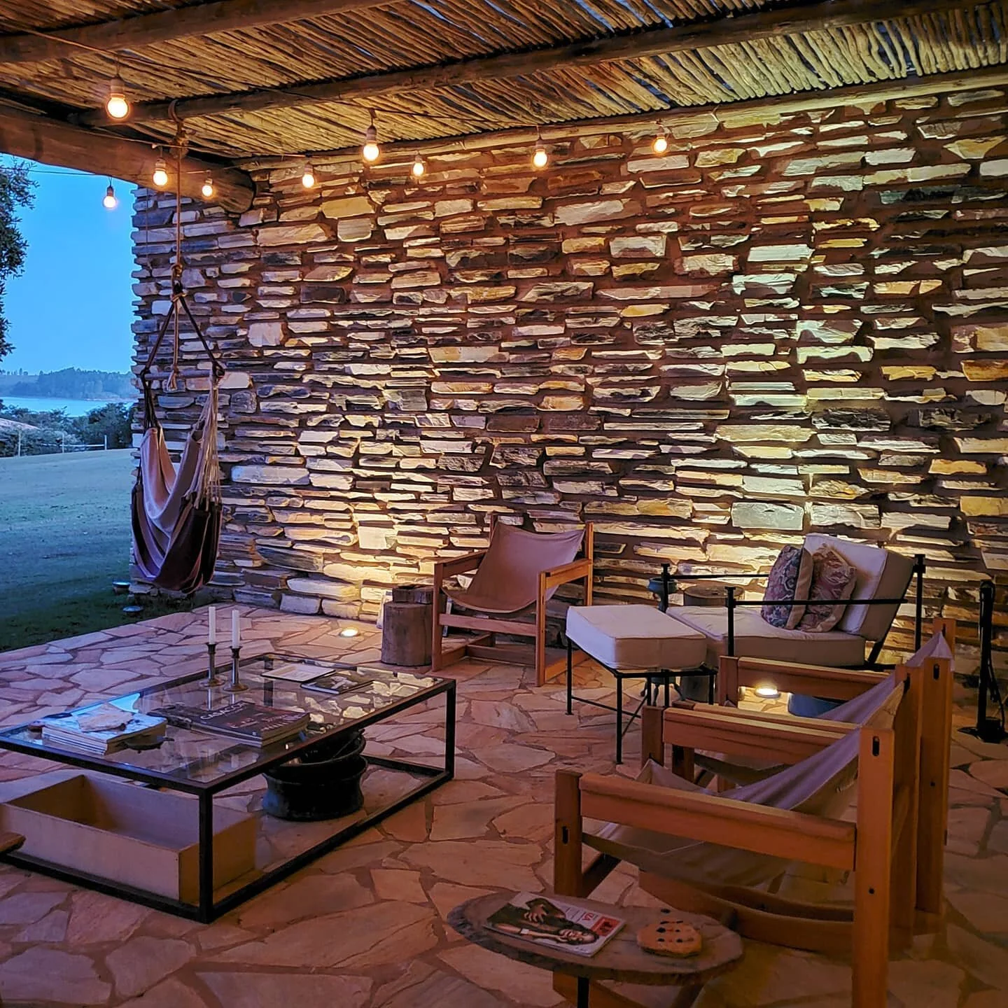 Varanda rustica e chic para aproveitar o fim de tarde no S&iacute;tio Caju
House goals!!!
.
Para mais informa&ccedil;&otilde;es sobre nossos terrenos dispon&iacute;veis para venda chame no direct! 
.
.
.
.
.
#housegoals #architecturehunter #outdoorli