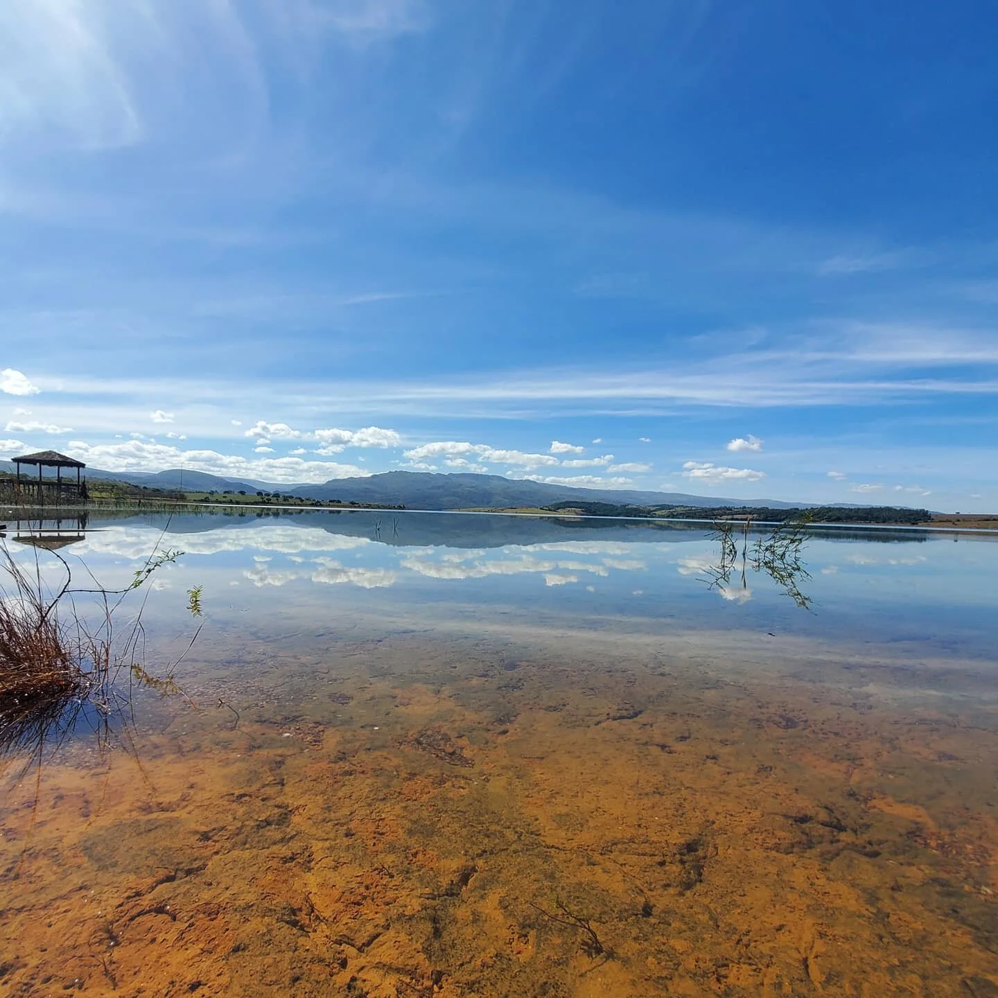 Esta poderia ser a vista da represa da sua casa de f&eacute;rias em fam&iacute;lia. 
Se esta pandemia nos ensinou alguma coisa, &eacute; que investir tempo em fam&iacute;lia &eacute; essencial. 
Entre em contato com nosso agente de vendas hoje mesmo 