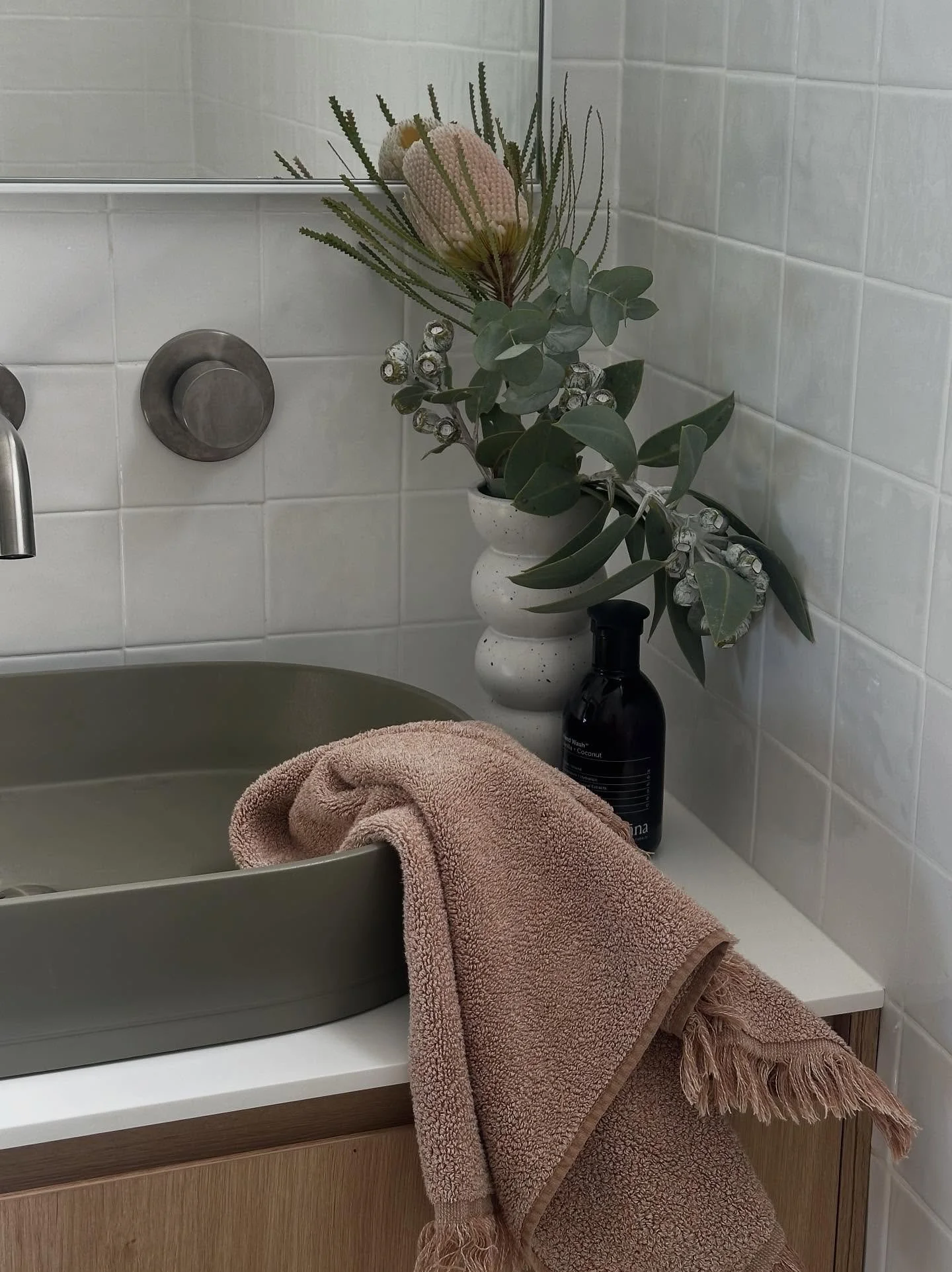 Framed by mountains and ocean, this gorgeous little ensuite in Scarborough was ready for a refresh. The new design embraces an organic, earthy palette that compliments its natural surroundings, while reflecting the client&rsquo;s minimal coastal styl