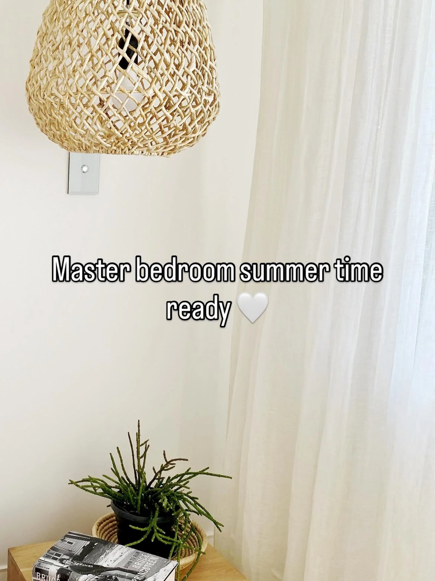 Can&rsquo;t beat linen sheers, solid oak bedsides and banana leaf pendants to shout summertime 🤍

#_cs_interiors_ #furniture #interiordecoration