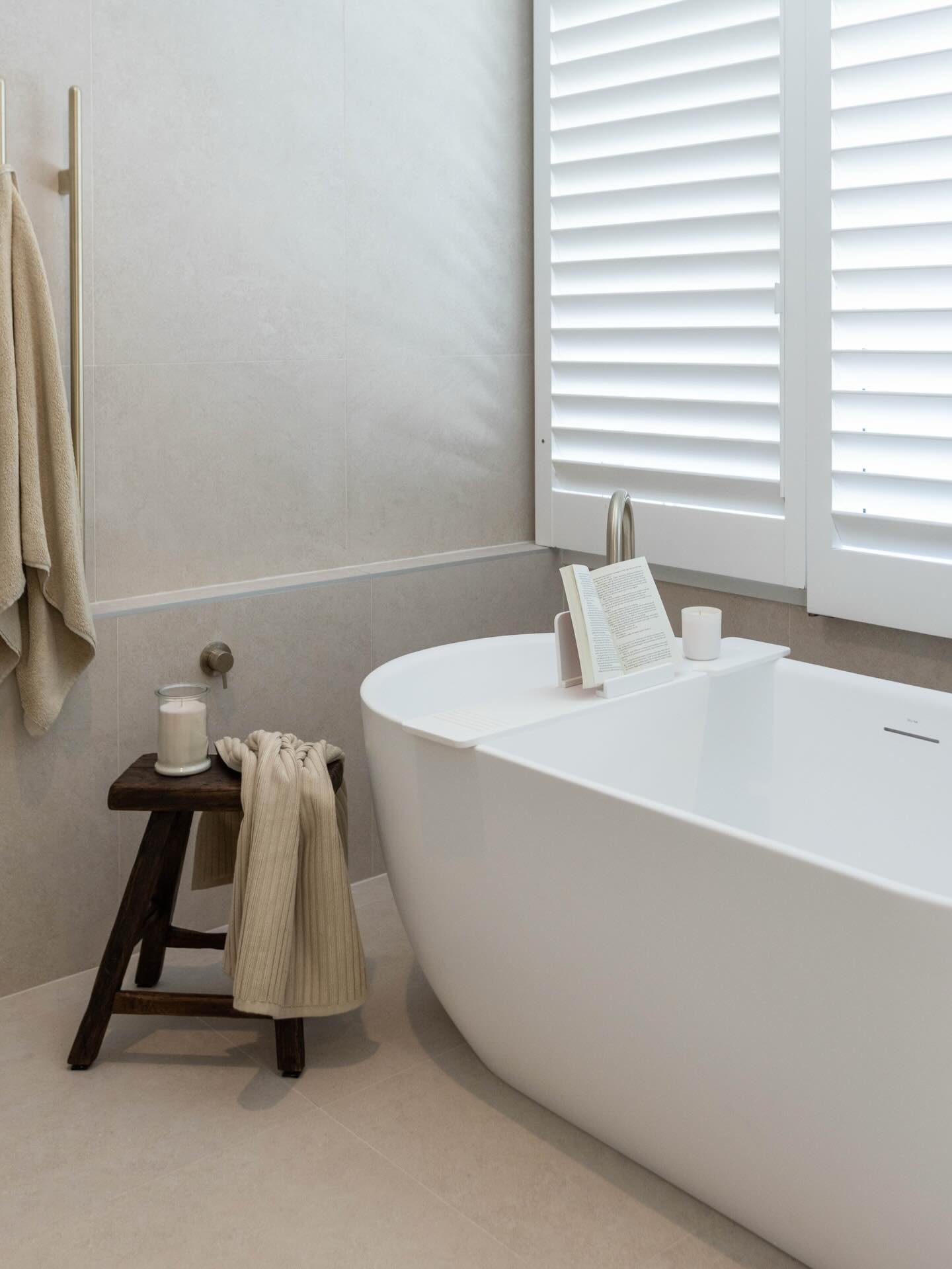 Neutrals, ceramics, stone, fireclay and nickel finishes make for a beautiful ensuite 🤍

Interior Design @_cs_interiors_ 
Builder @connorbathrooms 
Photography @creative_events_photography