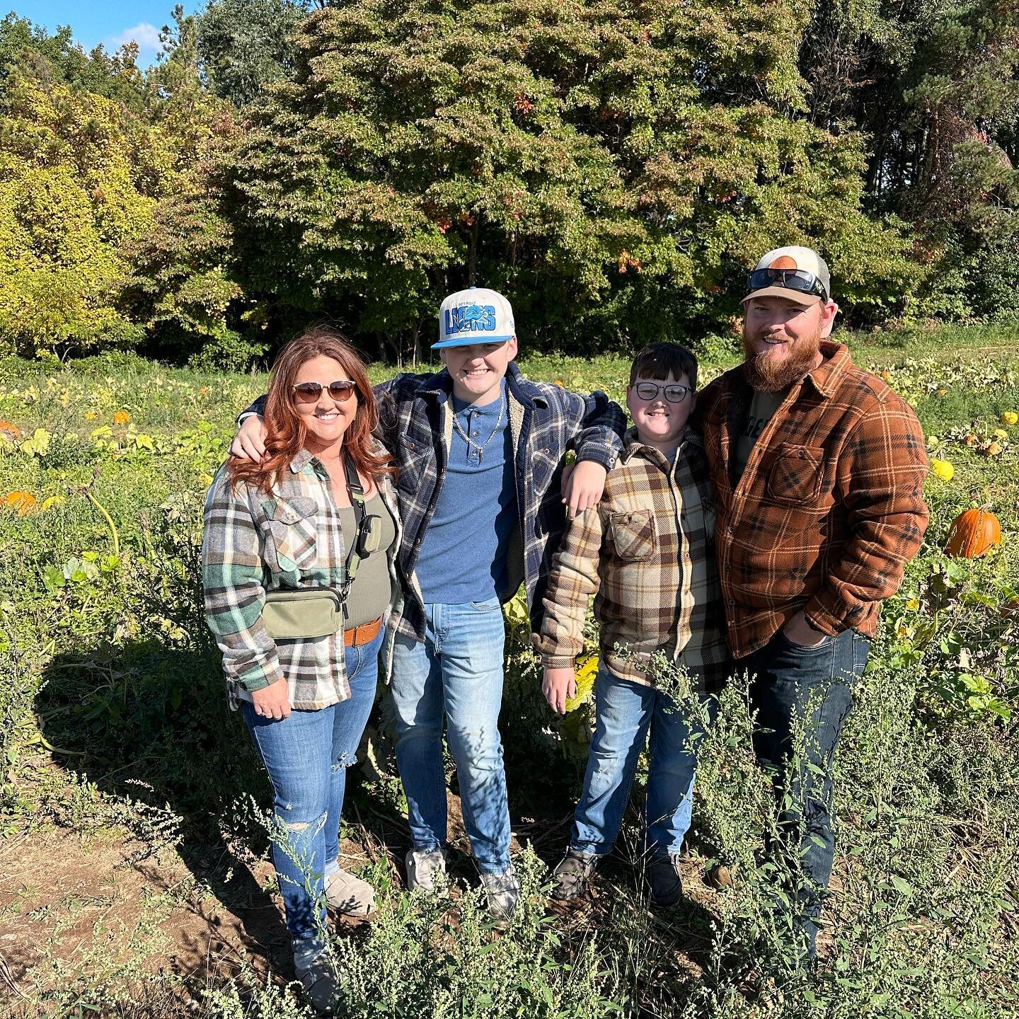 We had a great fall fun day today sippin&rsquo; hot cider and pumpkin pickin&rsquo;! Swipe for the bloopers of me trying to get the boys to take a real photo 😂 Ahhh tis the boy mom life! #unclejohnscidermill #fallinmichigan #pumpkinpatchphotoshoot #
