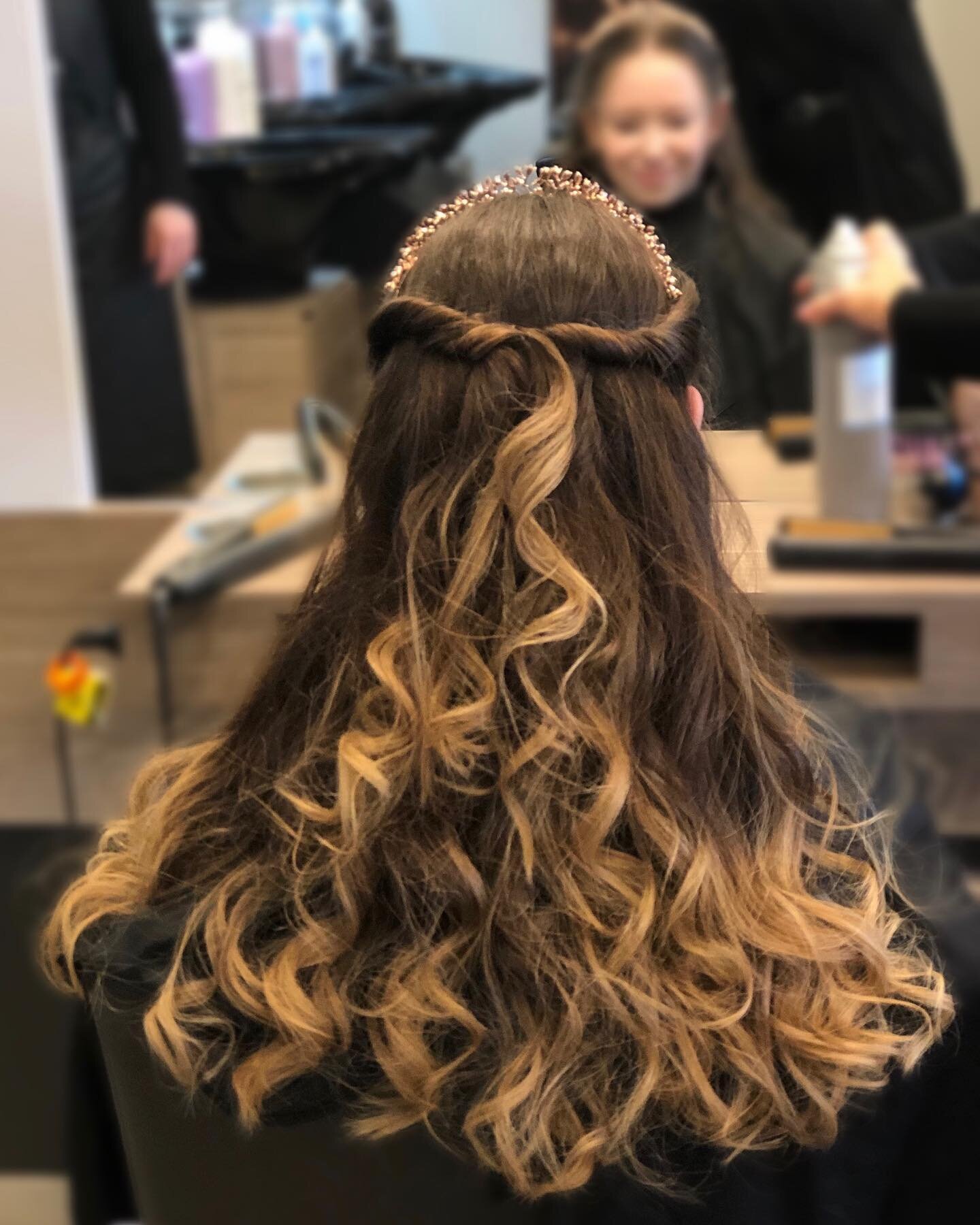 .
Gorgeous curls for this beautiful client on her formal day.

#formalseason #curledhair #tiaratime #ghdelitesalon #ghdcurls #lusciouslocks #adelaidehairdresser #adelaidehairsalon #frewville #axishairandbeauty