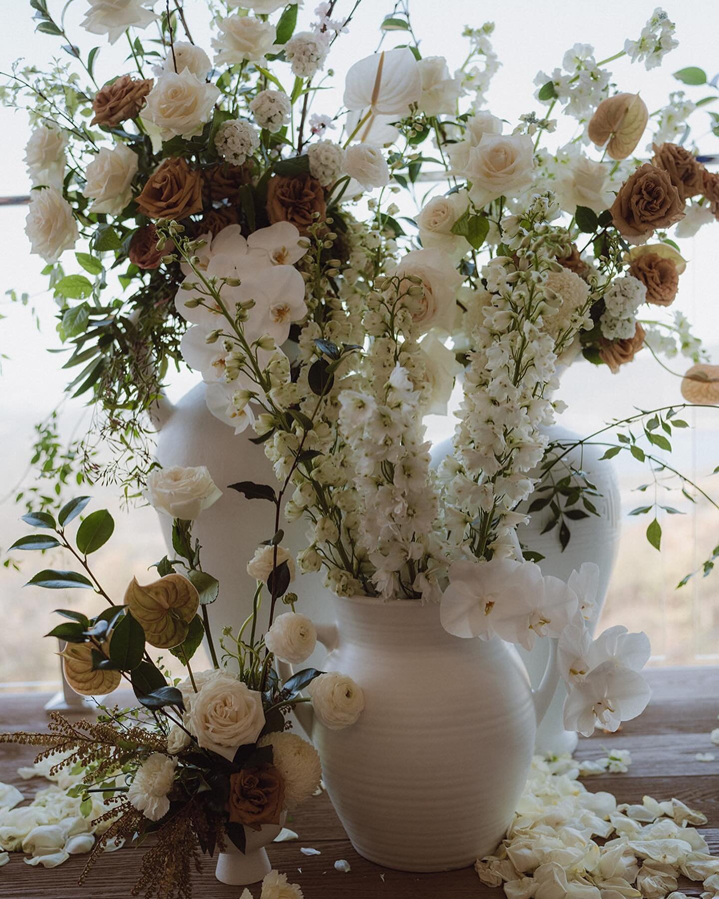 A little before and after to show the effect of scattered petals 🍃 my favourite way to soften a ceremony space, creating a more romantic feel. Florals for Anna &amp; Lyndon 🤍
-
@artographyweddings