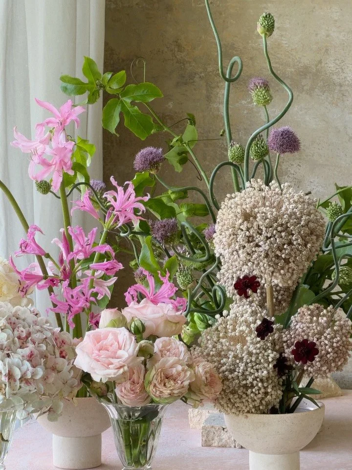 my fondness for winging things (aka using whatever I have on hand) alongside my admiration of passionfruit, alliums, leek flowers, hydrangea, garden roses, nerines and choccy cosmos just created a totally unexpected combination for a cute little gath