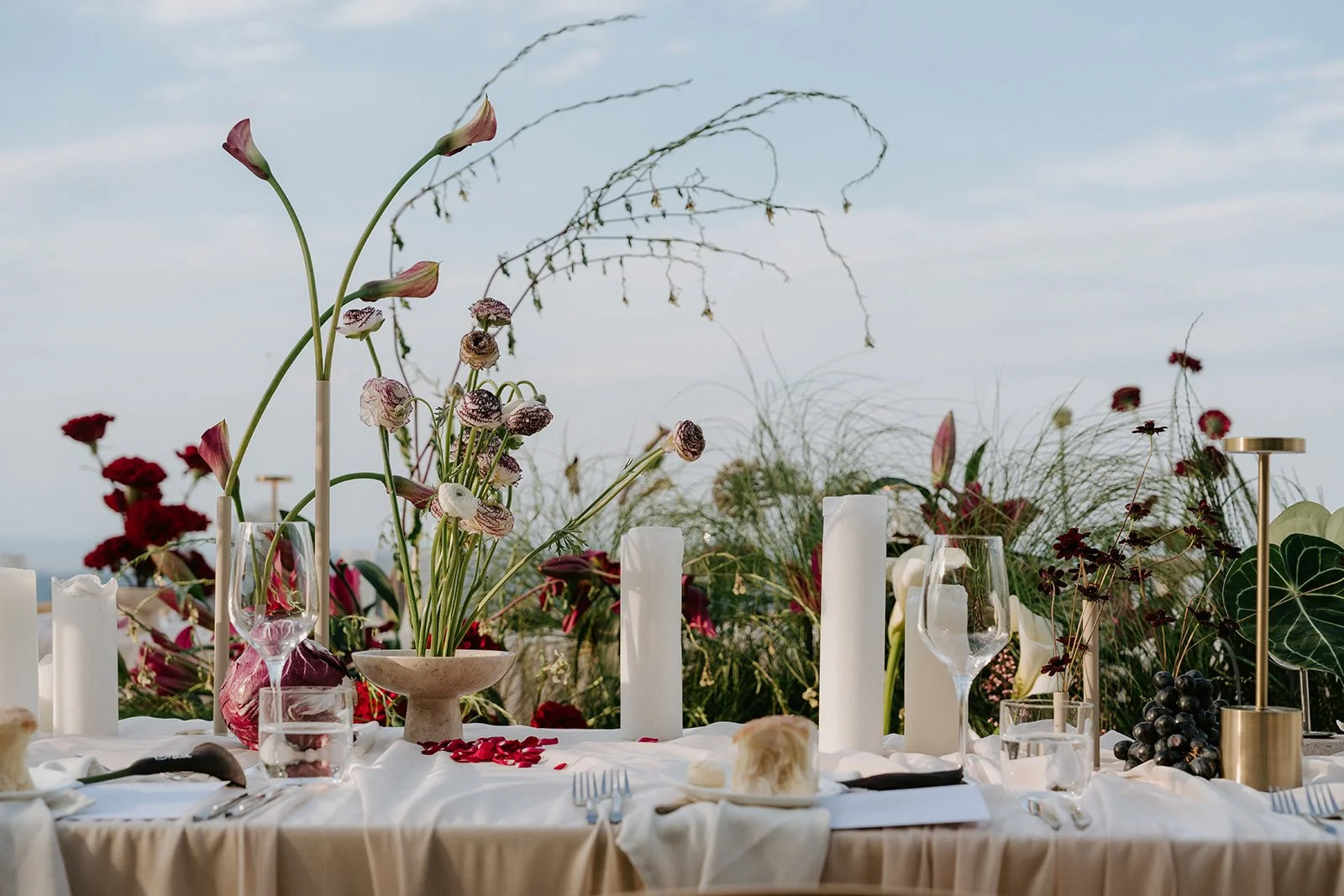 Modern wedding ceremony, chrome wedding styling, chrome plinths, modern sculptural wedding flowers, banana flower, green bananas, Ravensbourne wedding florist, Toowoomba Wedding florist, The Dairy Ravensbourne, white rose lilies, modern wedding cerem