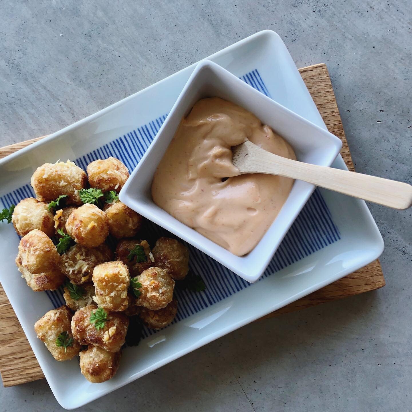 Snack Time: Garlic Parmesan Cauli Bites with Sriracha Mayo...
.
Give it a go in an air fryer for extra crispiness! 
.
Recipe will be posted in story highlights.
Happy snacking!
.
.
.
.
 #cauliflowergnocchi #foodforfoodies #vegetarianfoodie 
 #homecoo