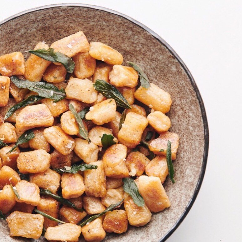 Our favourite way to serve cauliflower gnocchi is with: 
&bull; burnt sage &bull; garlic &bull; butter 
&bull; (or choose extra virgin olive oil) + Murray River pink salt flakes! 
.
Can you almost taste it?
.
.
.
.
⁣
 #homecooking  #tastyrecipes #sim