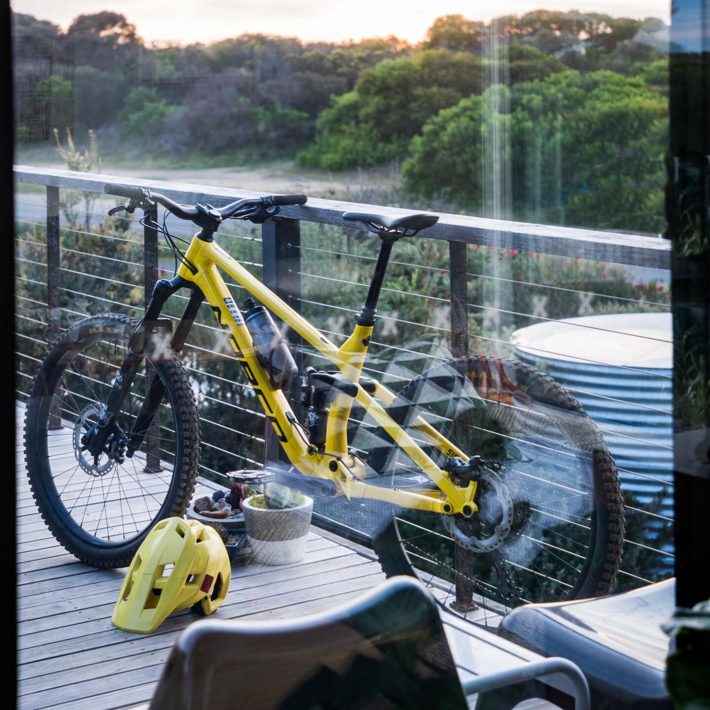 With abundant surf, expansive beaches, and world class mountain biking nearby, Moonbird caters to adventurers&hellip; 

Sweet ride, and just the right angle @natashamulhallphotography 😍

#linkinbio 👆🏼🌊🏄&zwj;♂️🌈🚵&zwj;♂️
#eastcoasttasmania #seet