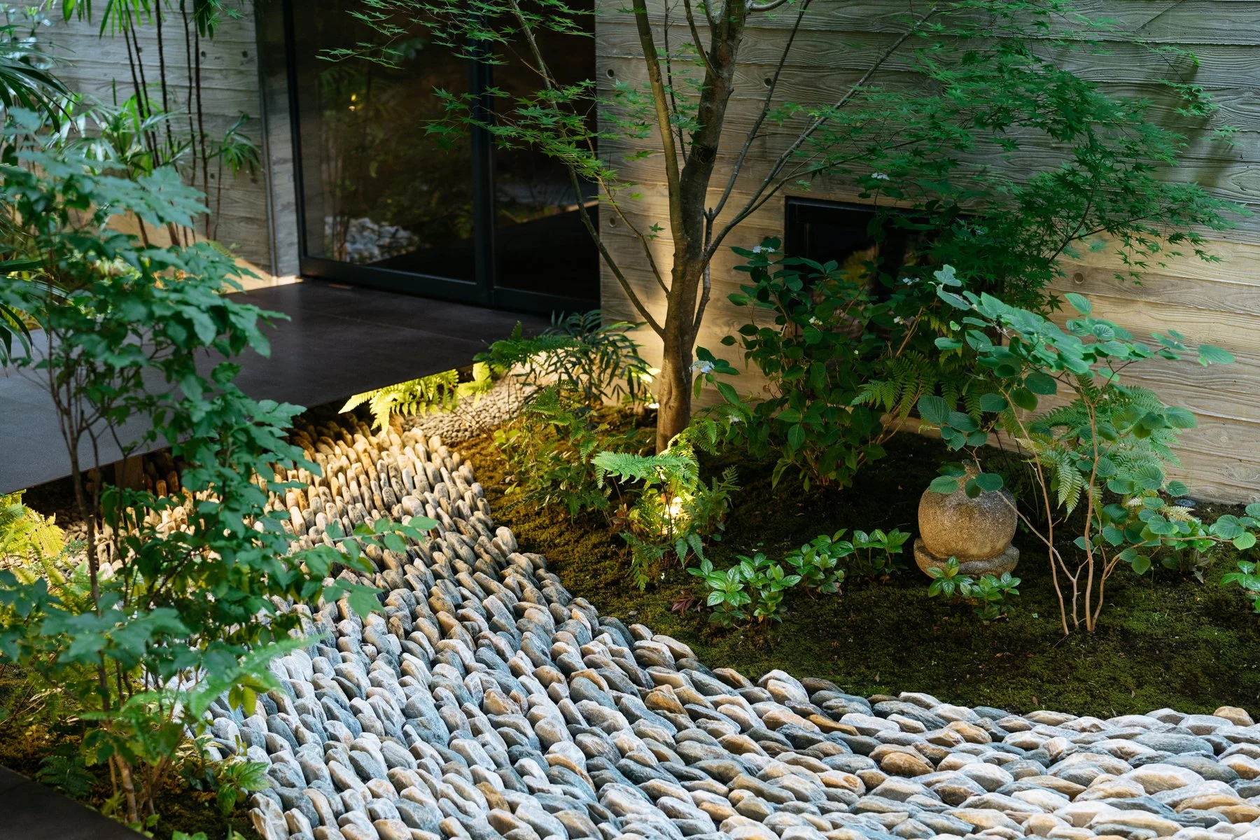 英文版 京町家の坪庭Courtyard gardens of Kyoto